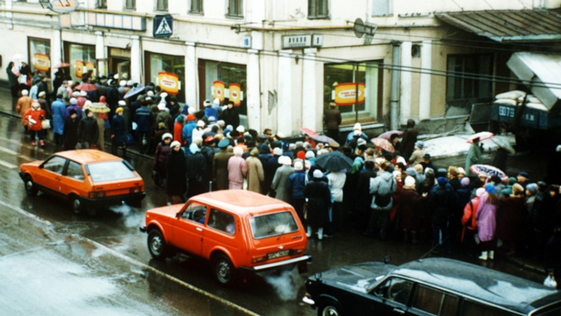 Illustration for article titled These photographs capture the terror, joy and weirdness of the USSR's final days